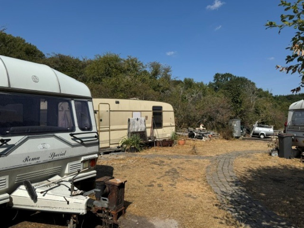 Lot: 176 - APPROXIMATELY SIX ACRES OF LAND - Ground level view of the main living area
